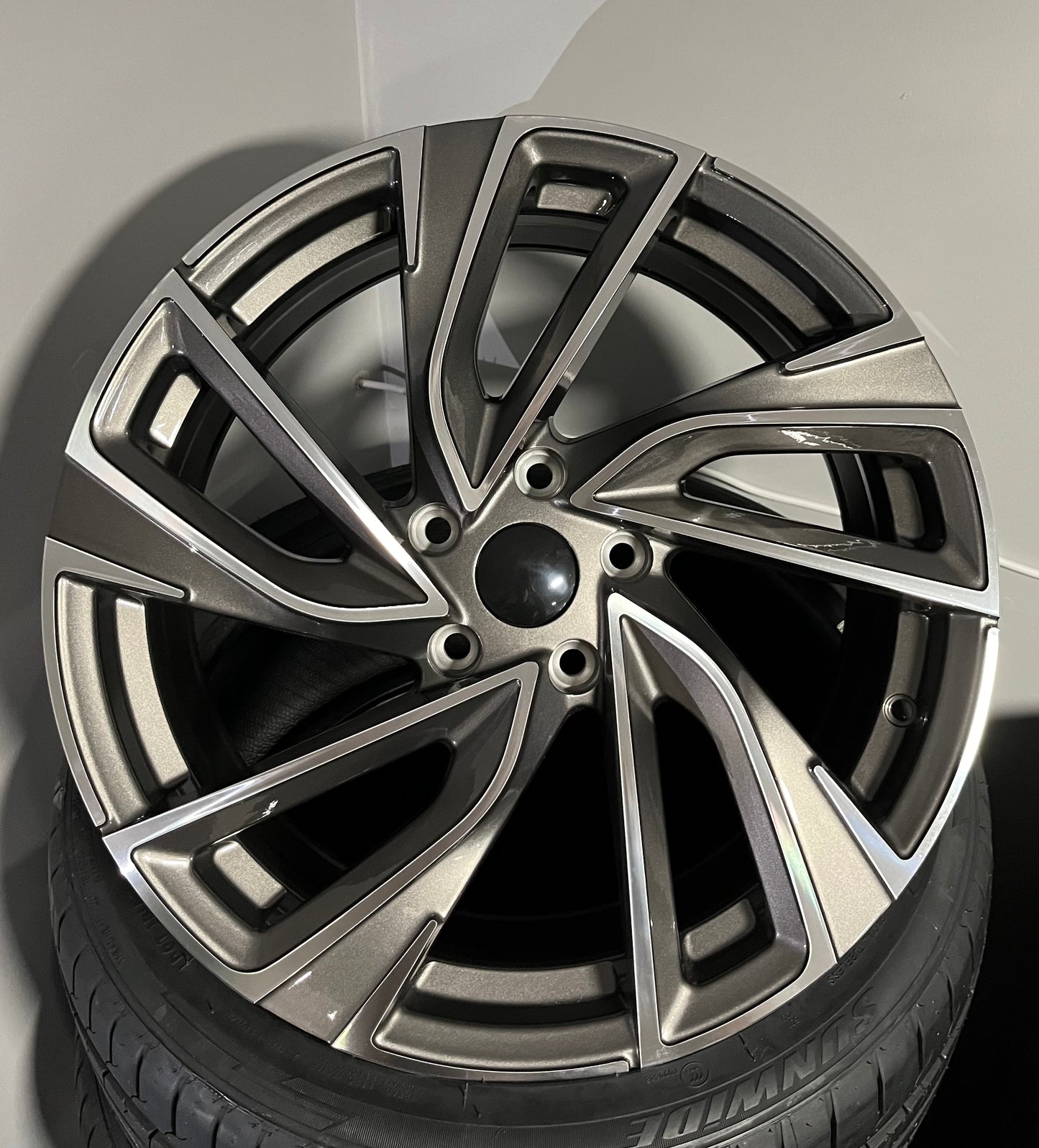 VW 827 18X8.0 5X112 GUN METAL M/F