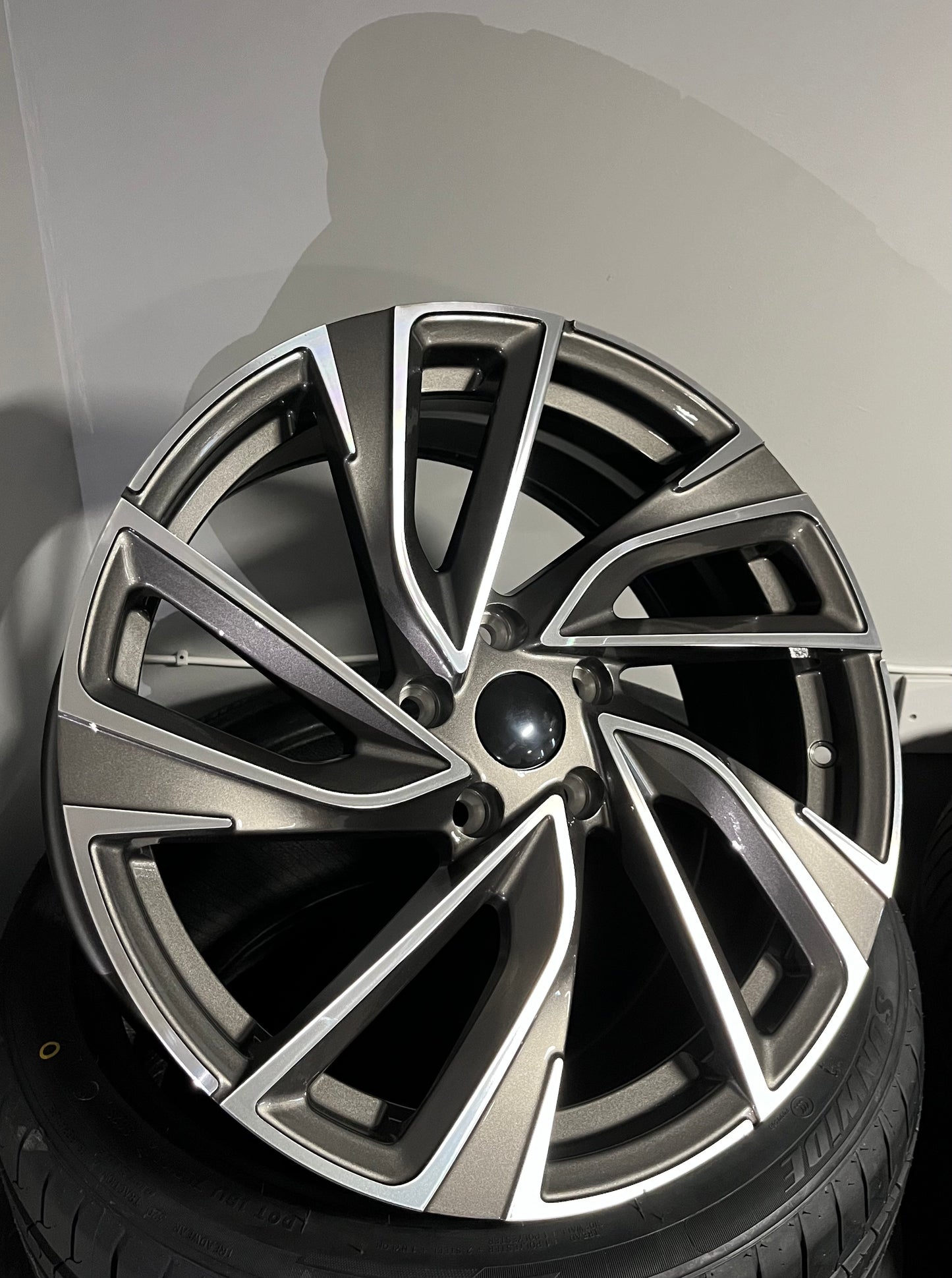 VW 827 18X8.0 5X112 GUN METAL M/F