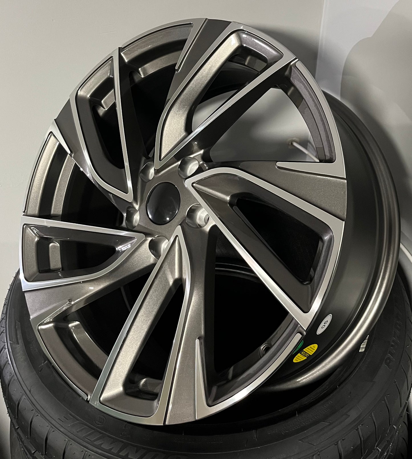 VW 827 18X8.0 5X112 GUN METAL M/F