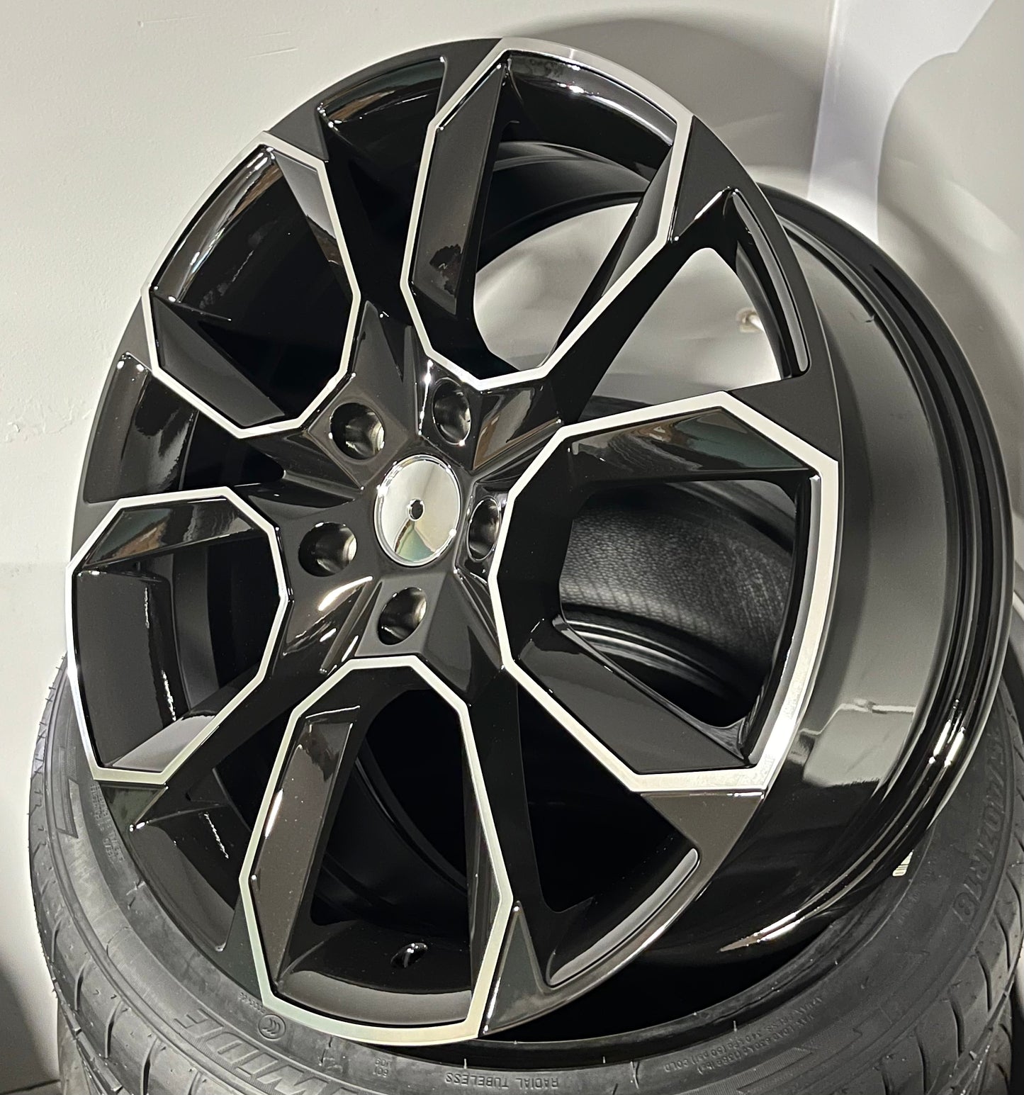 VW 815 18X8.0 5X112 BLACK M/F ( VRS )