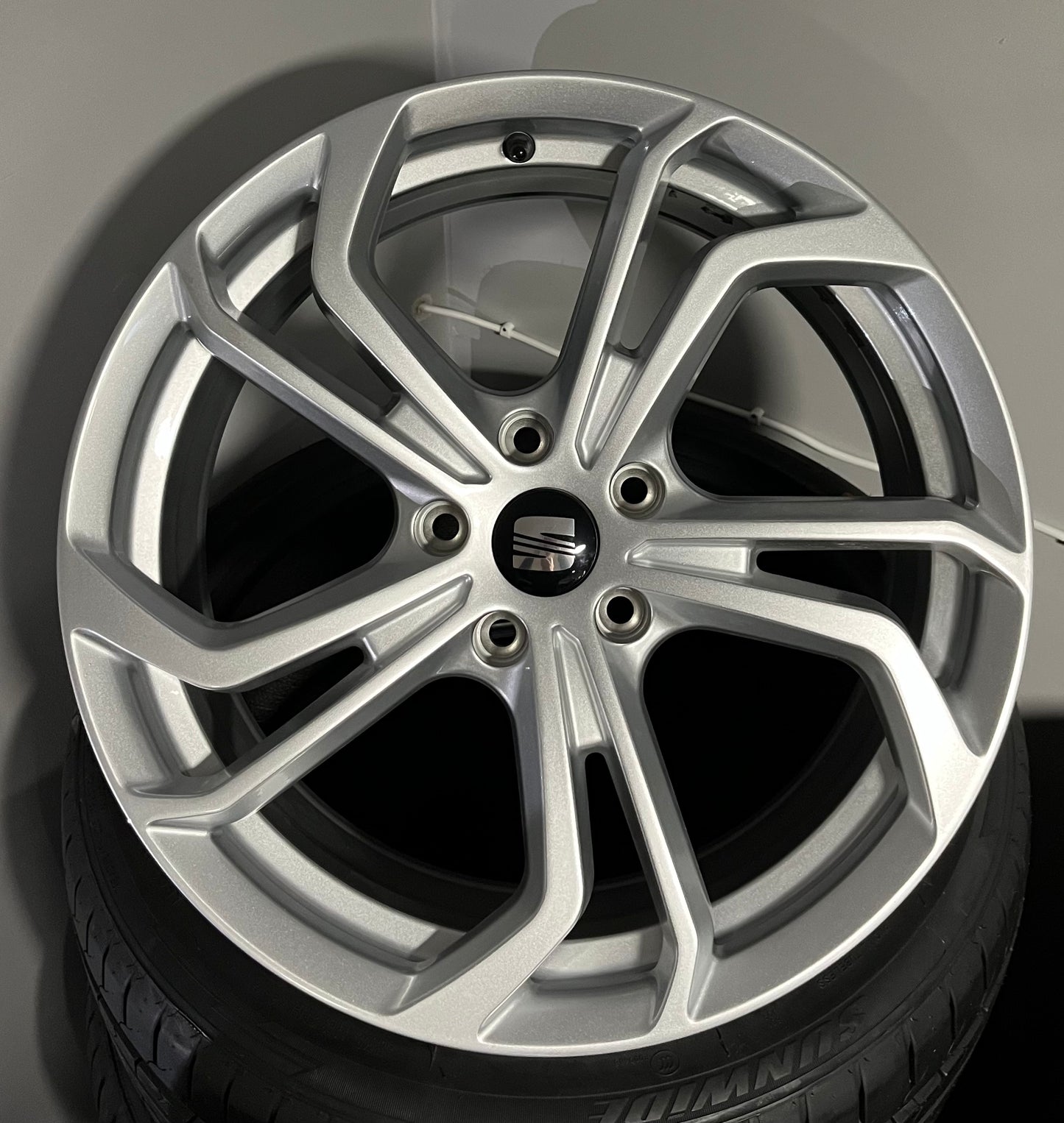 VW 996 18X8.0 5X112 SILVER ( TCR )