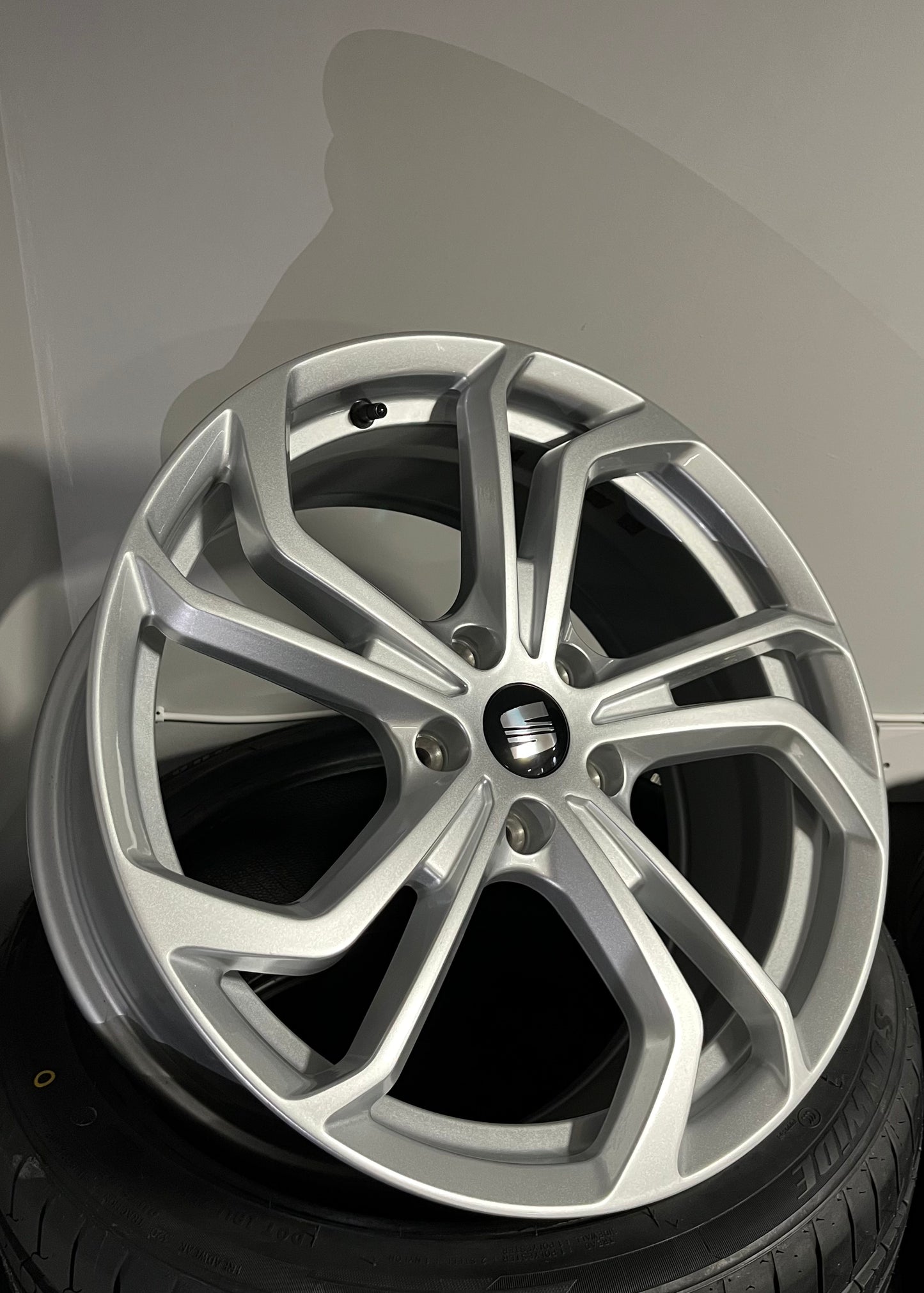 VW 996 18X8.0 5X112 SILVER ( TCR )