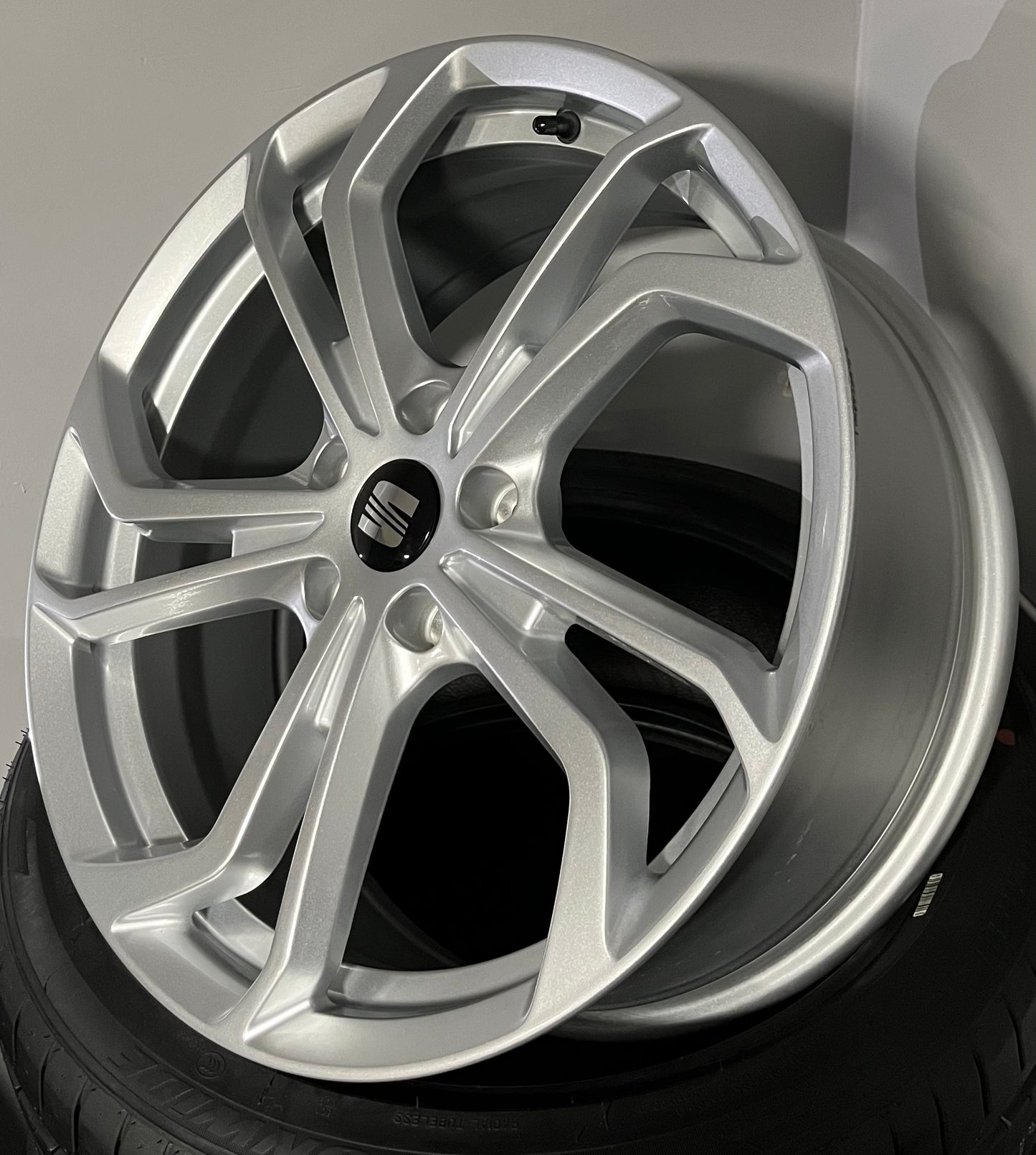 VW 996 18X8.0 5X112 SILVER ( TCR )
