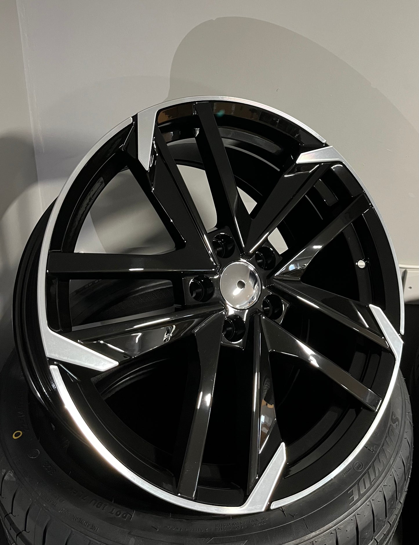 VAN SLT28001 18X8.0 5X108 G-BLACK M/F